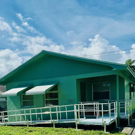 Riviera Haven, 10 Minutes From The Beach, Coastal Town, Quaint & Comfy